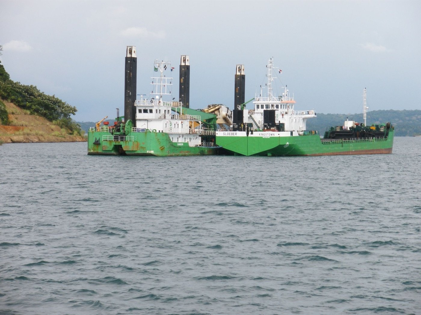 Barcos de dragado sobre el agua