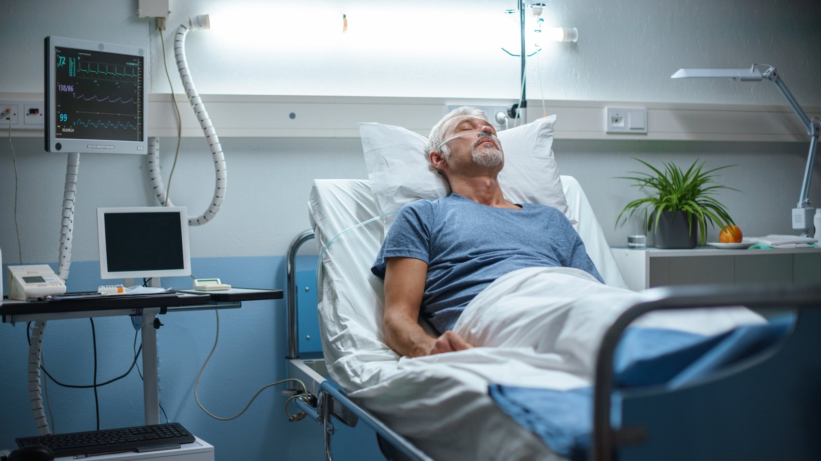 Paciente descansando en una cama de hospital